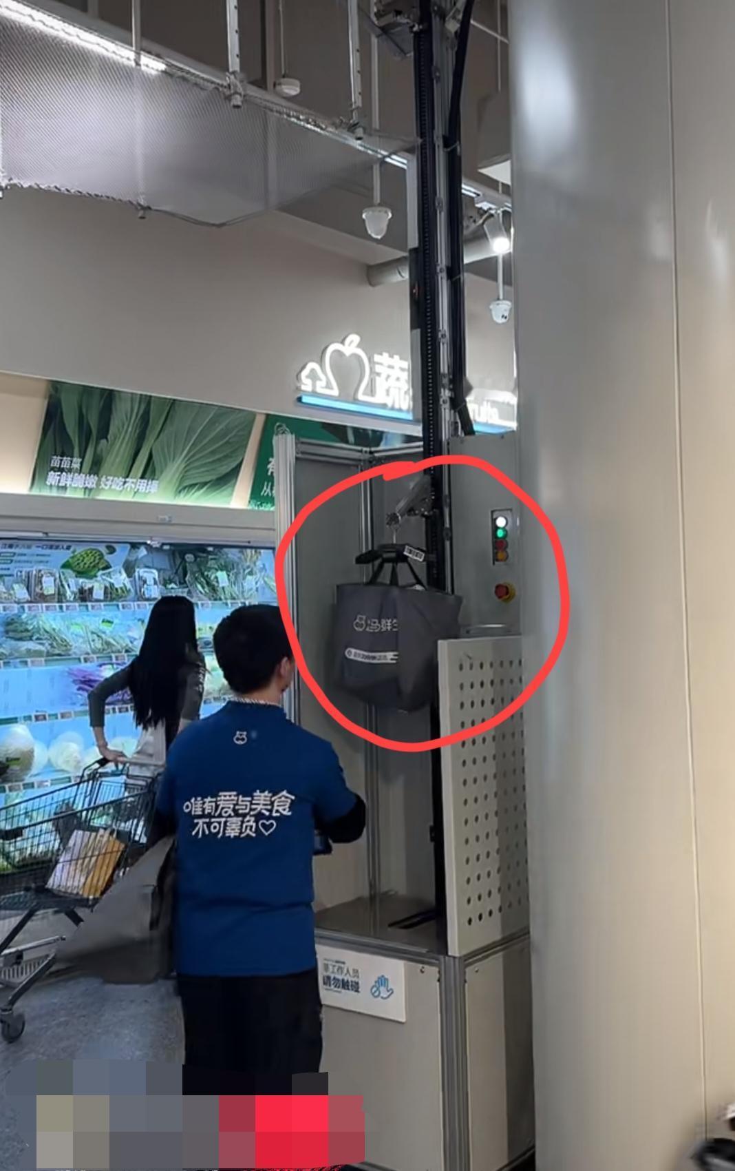 浙江，网友发视频称:出国三年，回来逛个盒马超市，就好比进了大观园，真的是被国内超