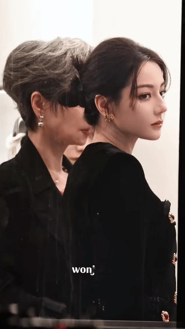 迪丽热巴卫蓝米色西装路透1套接着1套的职业西装，真的美出天际 ​​​