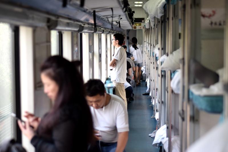 2岁小孩高铁车厢唱歌旅客大打出手！一句童声，逼疯两拨成年人
 
高铁上又爆冲突！