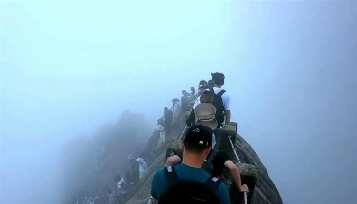 近日，安徽黄山景区内发生雷击，闪电击中飞来石景点的护栏，多人被碎石砸中受伤。

