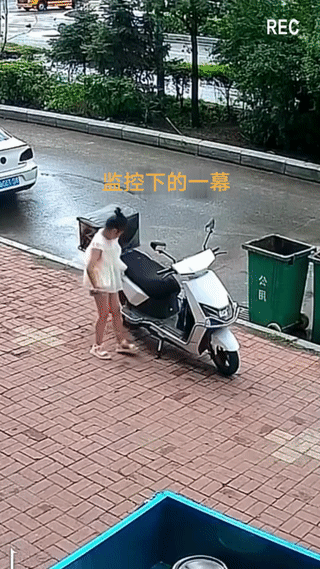 这名女子到底会不会骑电动车啊？
只见她刚骑上电动车就突然失控把车撞翻在了地上？