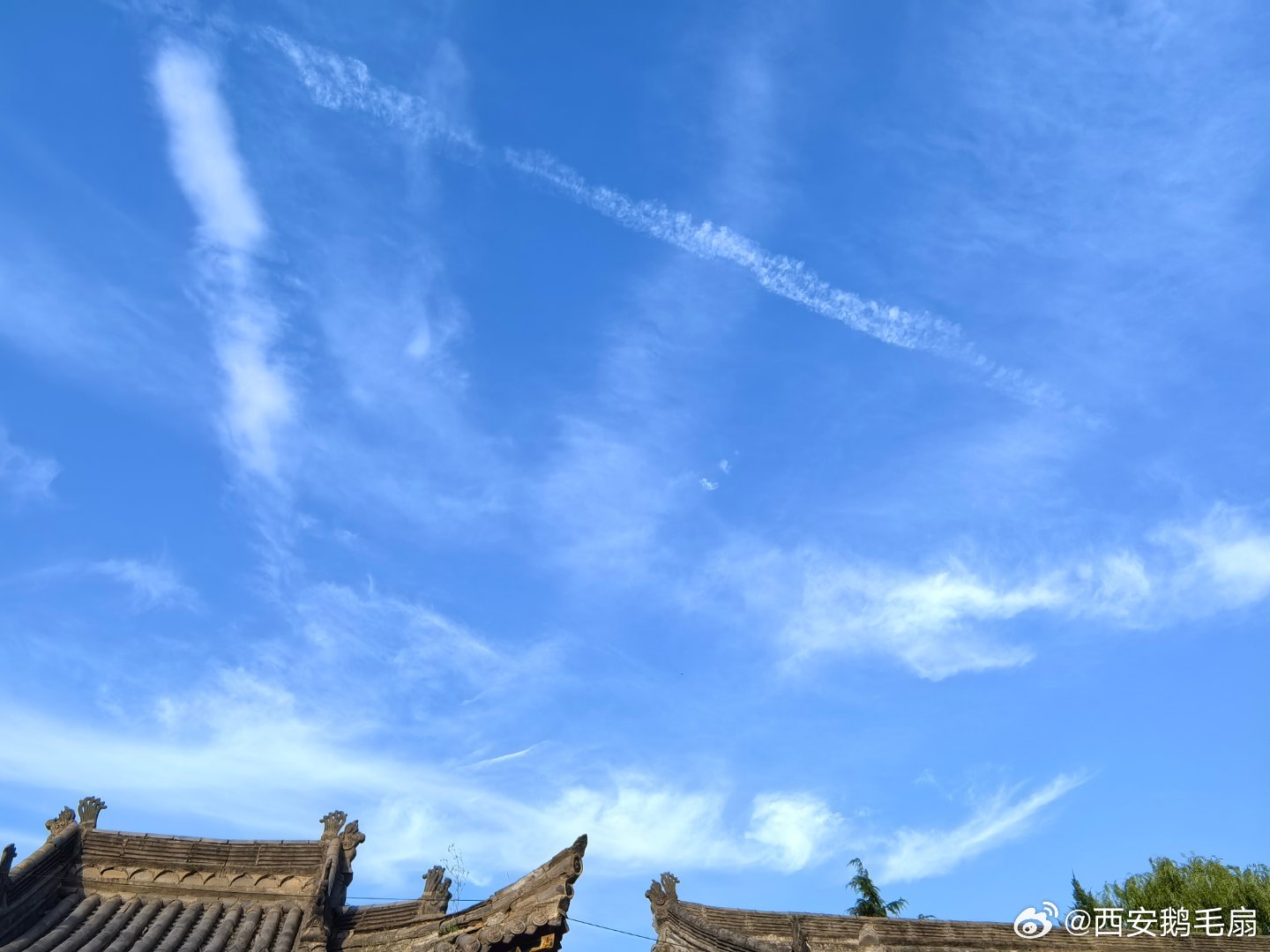 西安旧事 【西安蓝，好喜欢】 抬头便是澄澈透亮的西安蓝，流云舒展铺满天际，一道飞