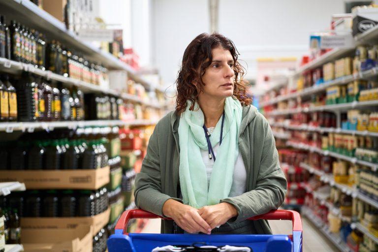 密歇根大学消费者信心指数跌至47.6，创下74年调查历史新低，打破了2022年6