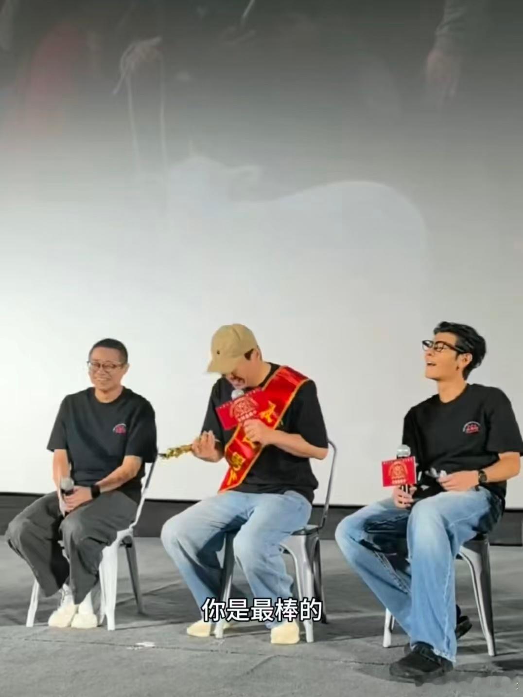 沈腾人形回响沈腾把麦克风玩起来了路演现场笑点全靠沈腾，握着麦克风模仿回声来回接话