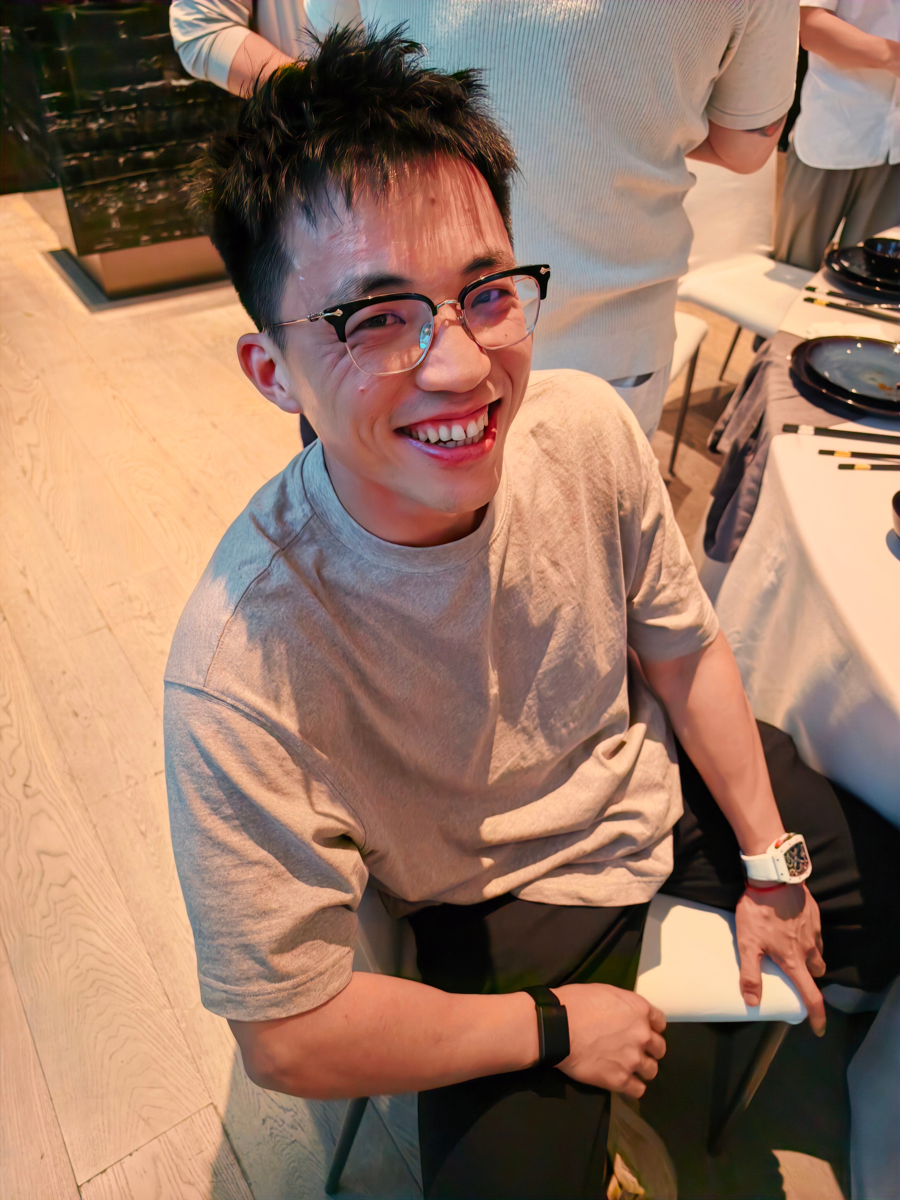 喝两口顺我手机是吧？ 