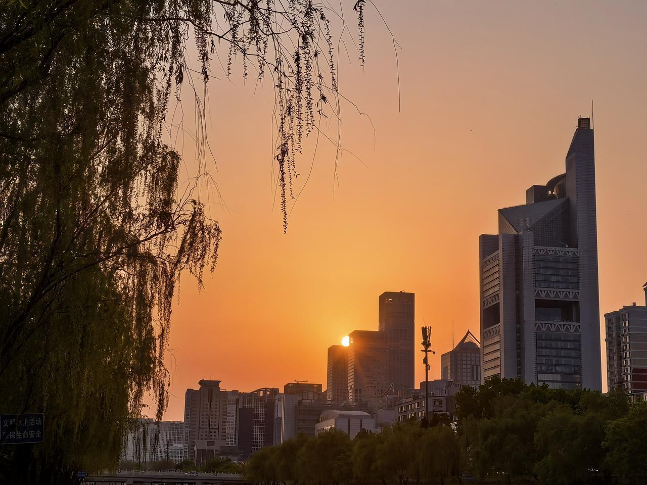 你在短视频平台看到的“躺平是幸福”、“整顿职场”、“老板是资本家”、“不结婚最快