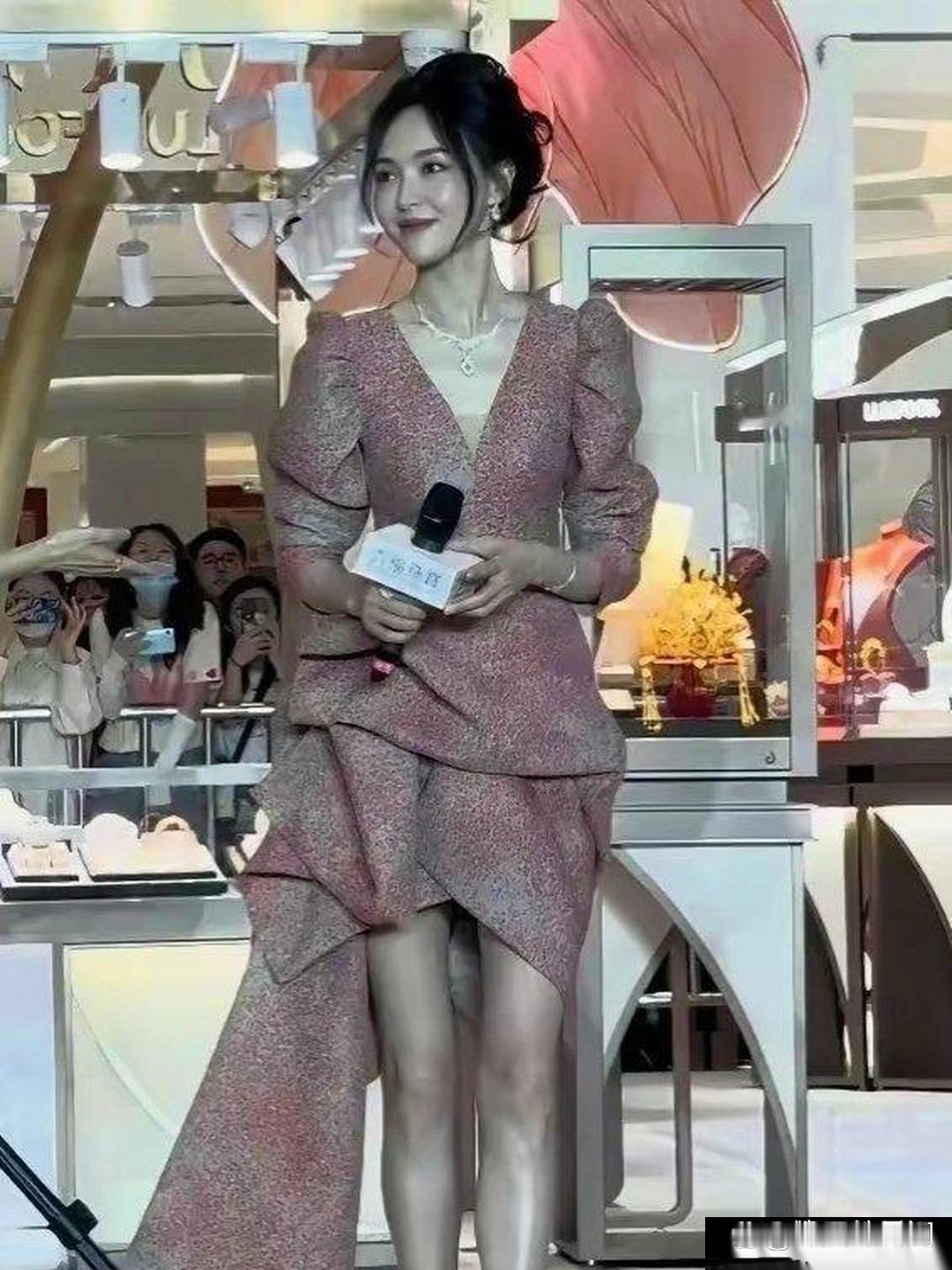 唐嫣身高 172cm 呢，没了美颜滤镜就是普通人。
唐嫣身高 172cm 呢，没