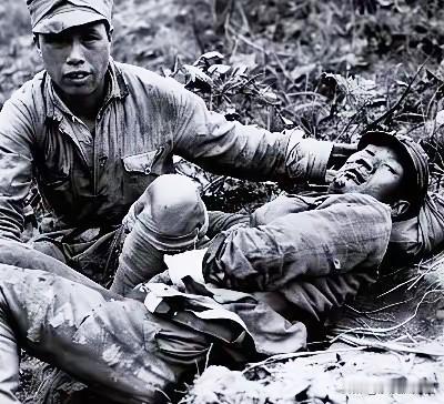 1951年战场上，两个背饭桶的志愿军伙夫，突然看到一架美军直升机降落眼前，他们会