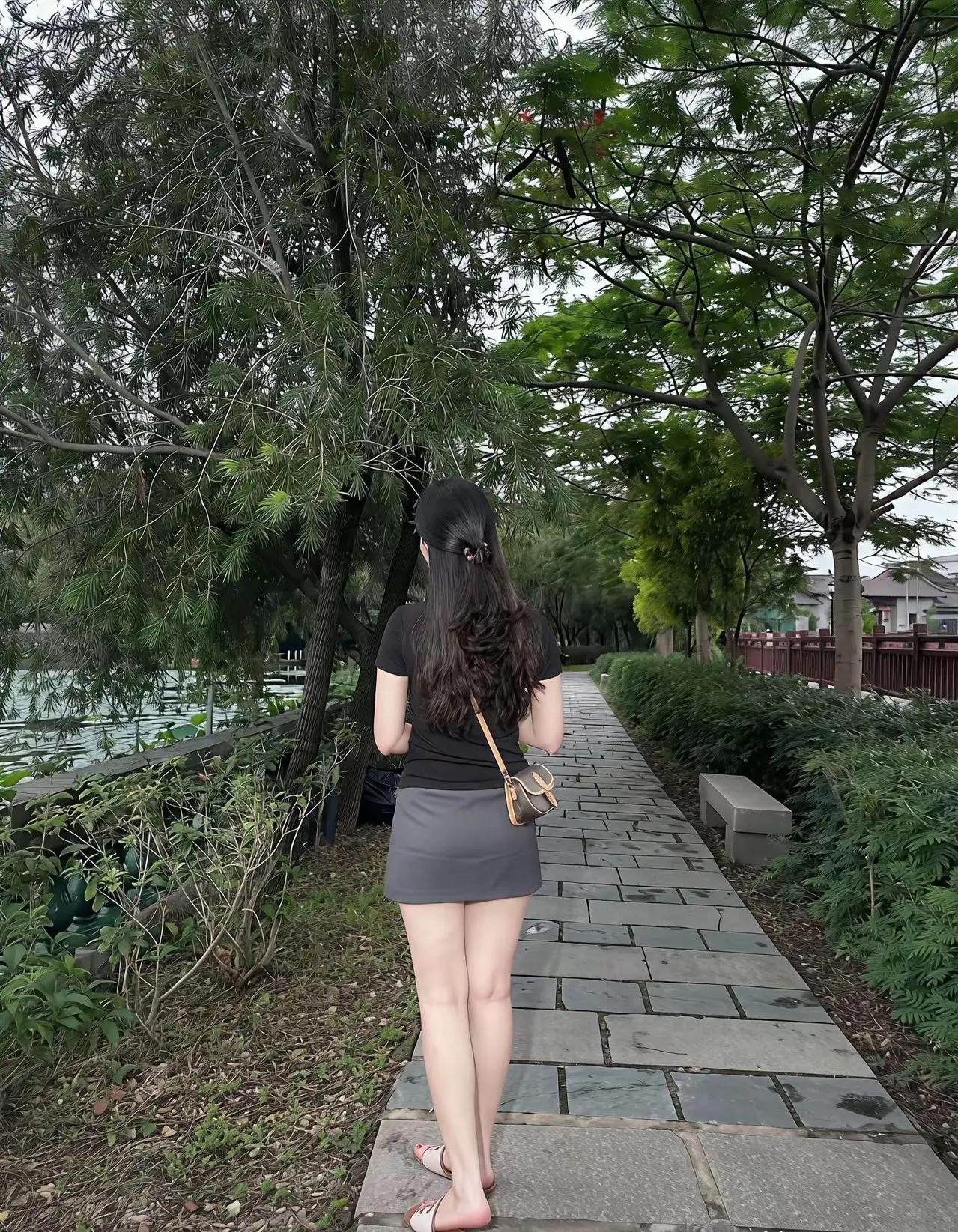 在公园散步的美女，背影太好看了。我跟在她的身后走了快两百米，直到她拐进旁边的共享