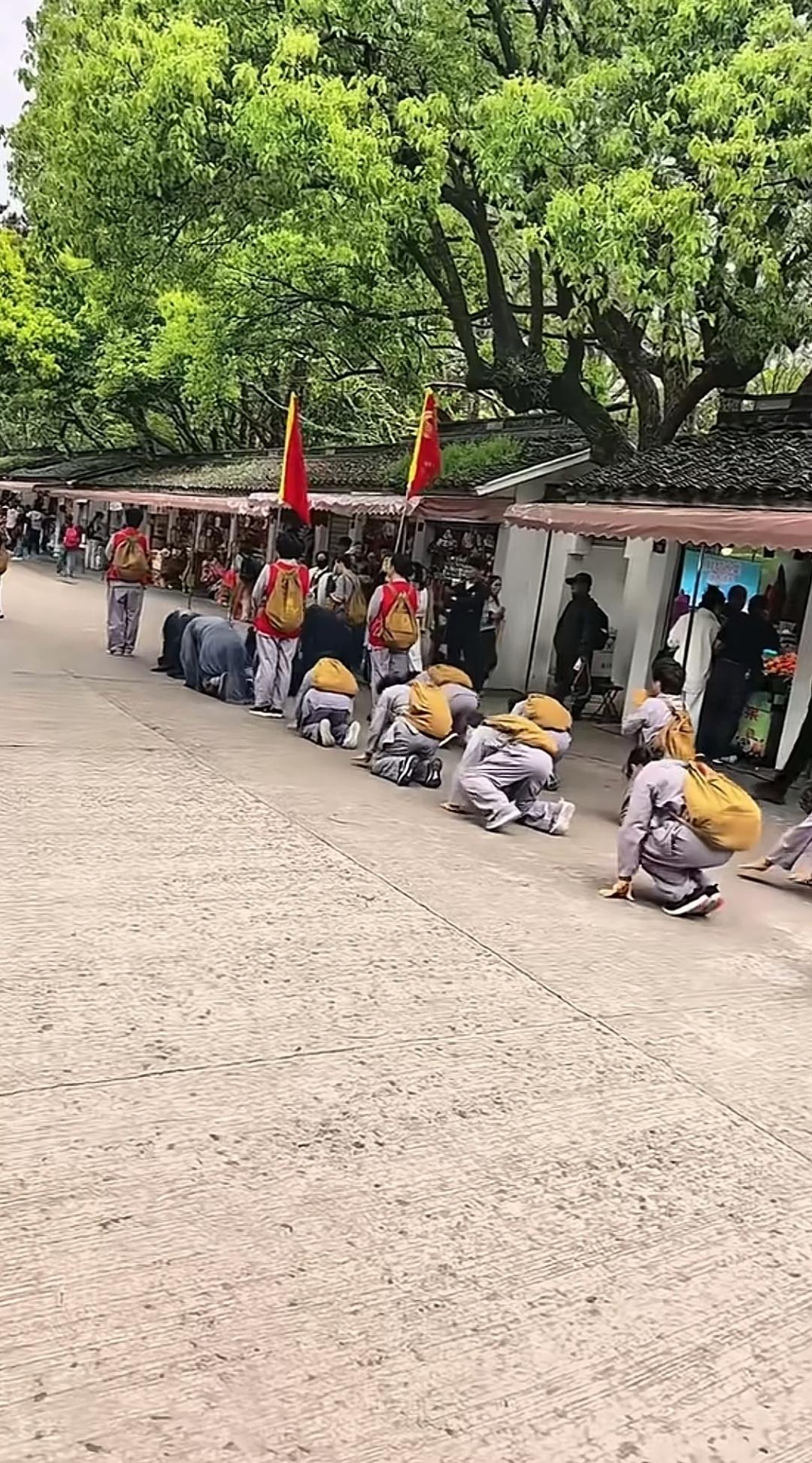 景区路上突然出现一支着装和行为举止都颇为怪异的队伍，她们究竟是什么组织？这样做又