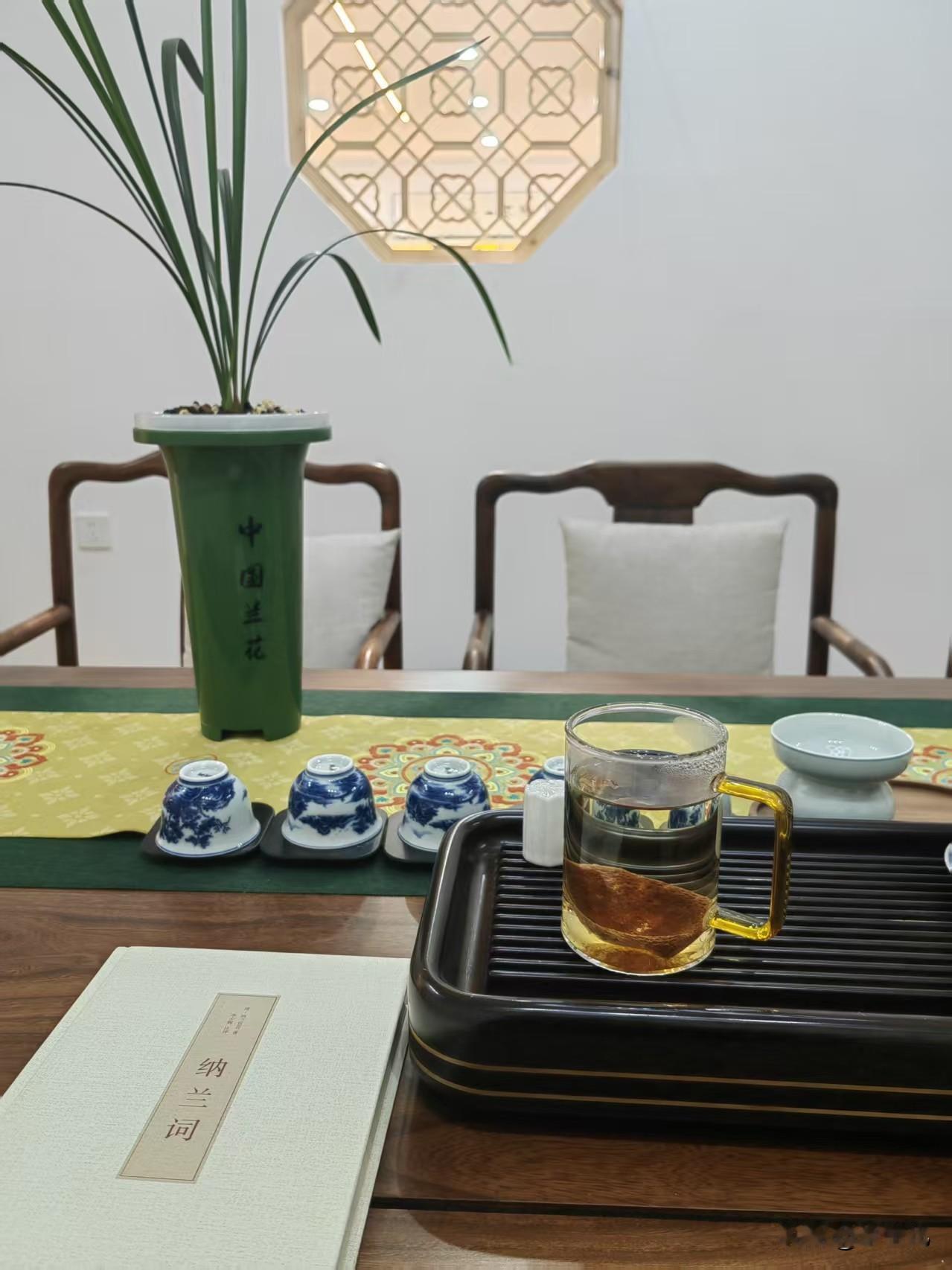 你说奇怪不奇怪？
去年的班主任费不发，
有老师打了市政电话12345也不发，
工