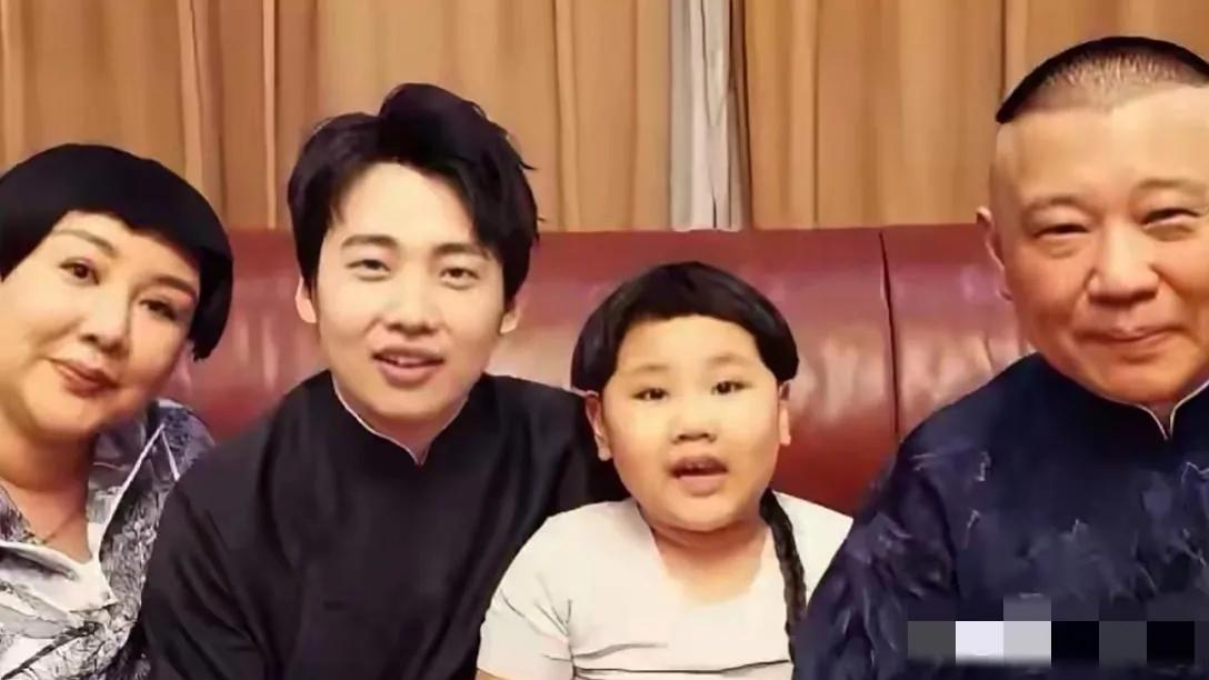 哈哈哈，郭德纲的小儿子郭汾阳竟然与妈妈王惠一样留着中年妇女的发型，不同的是脑后还