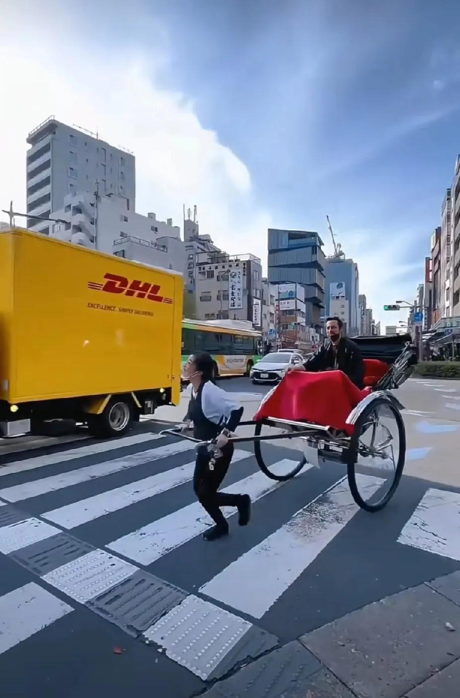 有没有去过日本的？这是真的吗？日本路上流行年轻女子人力车？