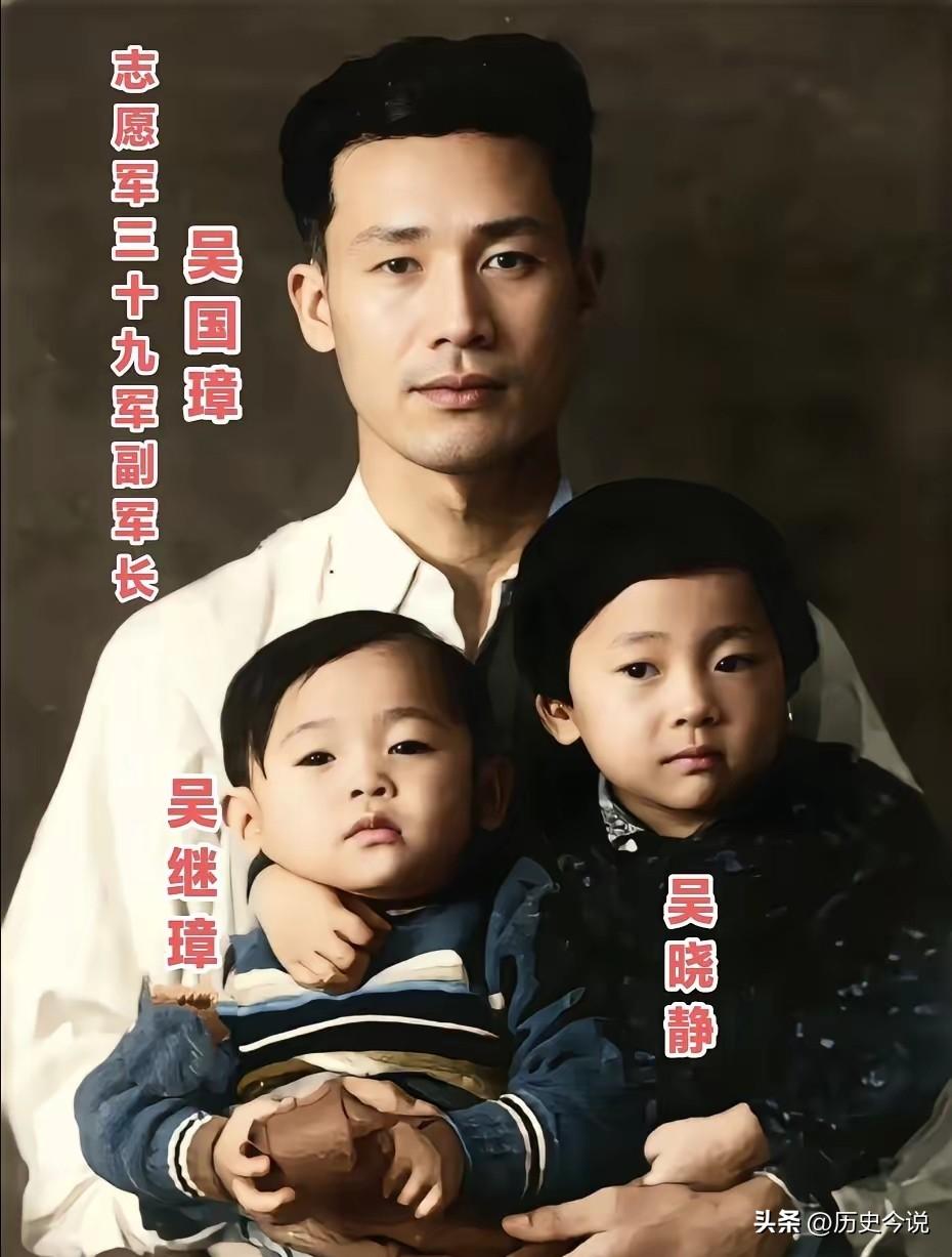 33岁军长的最后合影，看哭无数人！
 
这张定格在黑白影像里的画面，藏着最痛的离