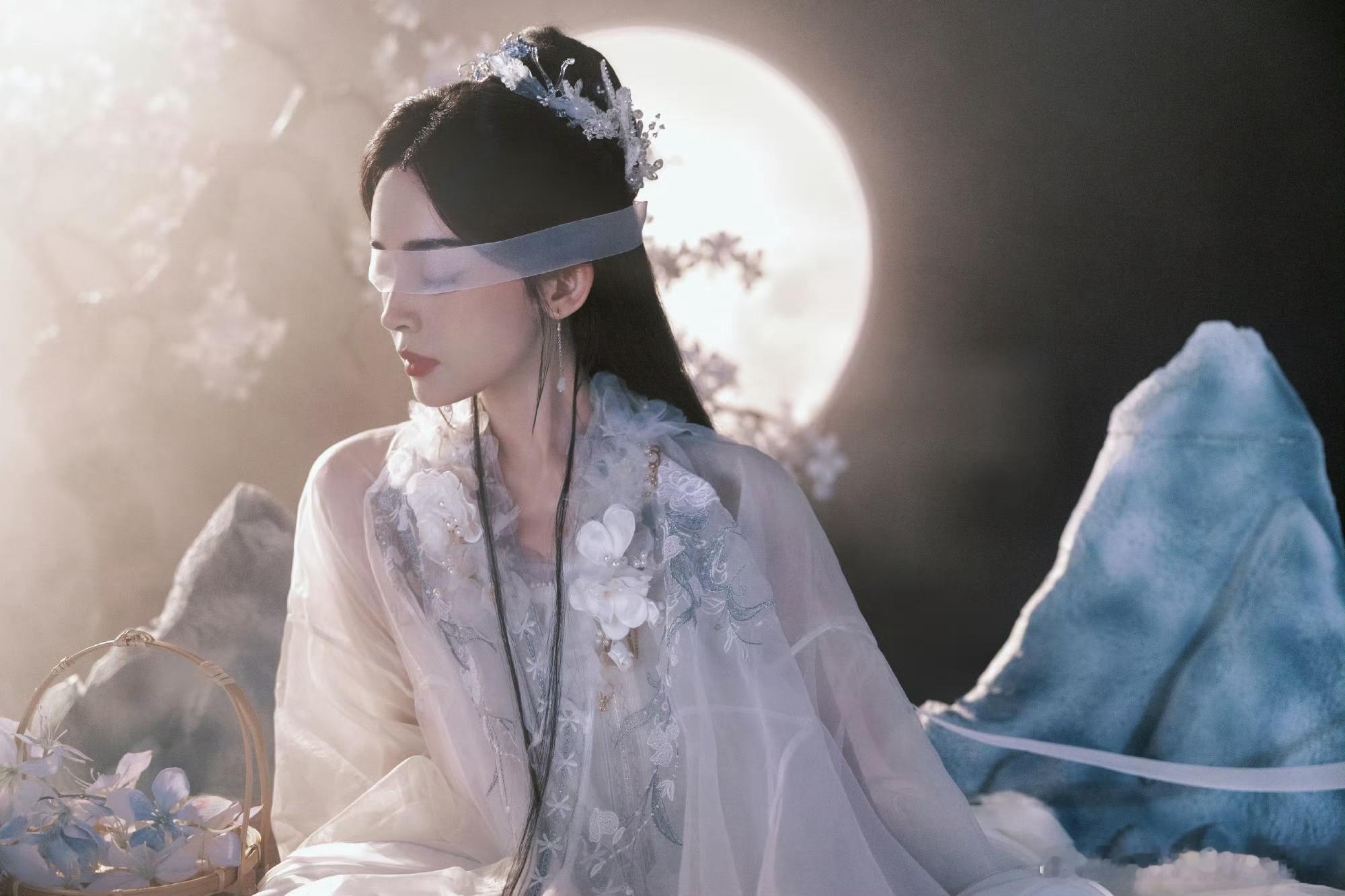 娜扎古装怎么美成这样 救命！娜扎的嫦娥造型也太仙了吧！每一帧都像画，今晚19:3