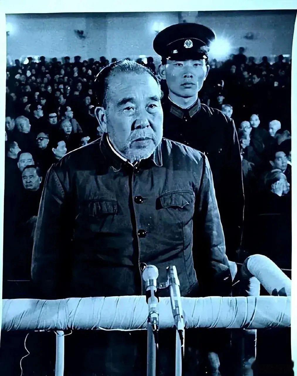 这是1981年，黄永胜站在“被告席”上，留下的一张罕见老照片，镜头中的他穿着一件