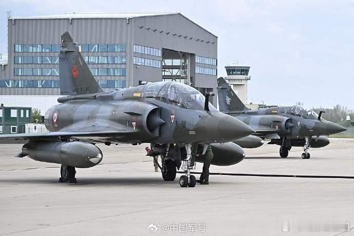【乌军一幻影战机发生机械故障 飞行员弹射逃生】乌克兰空军7月22日发布消息称，当