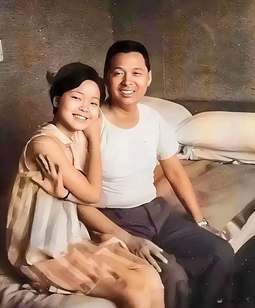 邓丽君17岁时和父亲合影！