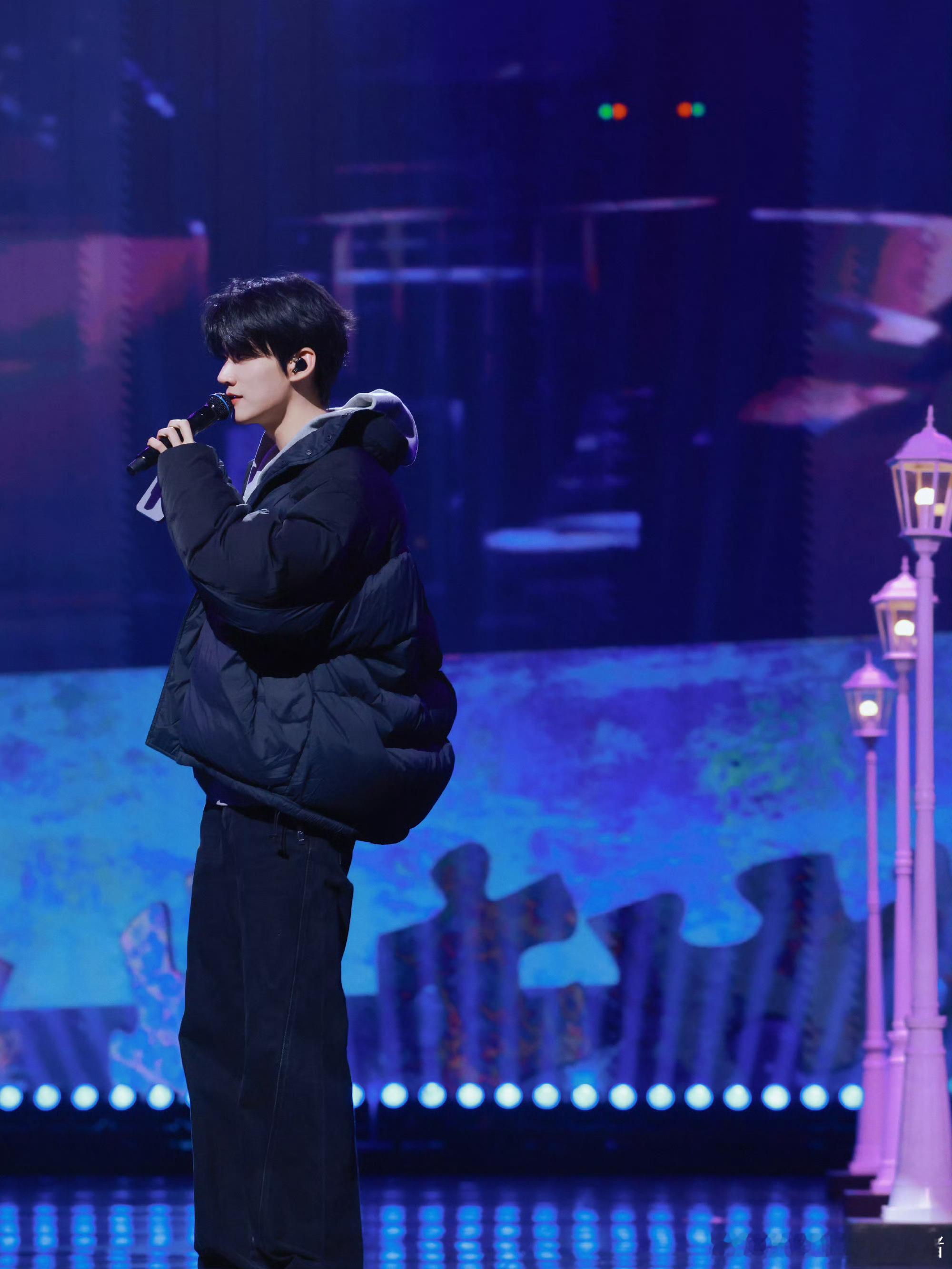 周柯宇早安晚安舞台彩排照，期待年冠男主