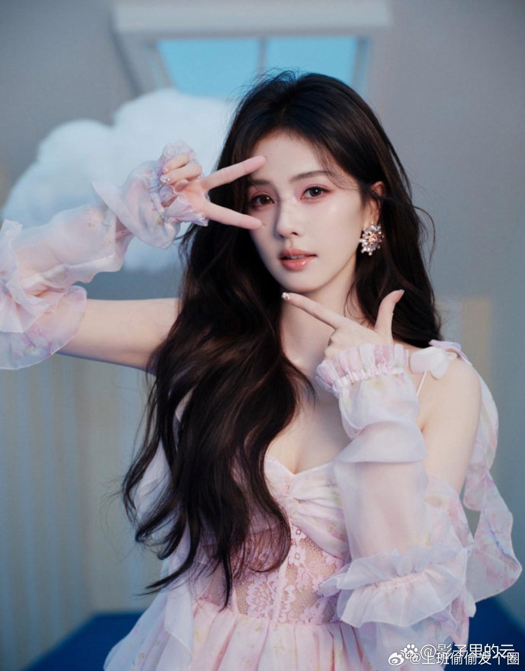 白鹿温柔洋娃娃白鹿在苏州办十周年音乐会，一身self-portrait淡粉碎花纱