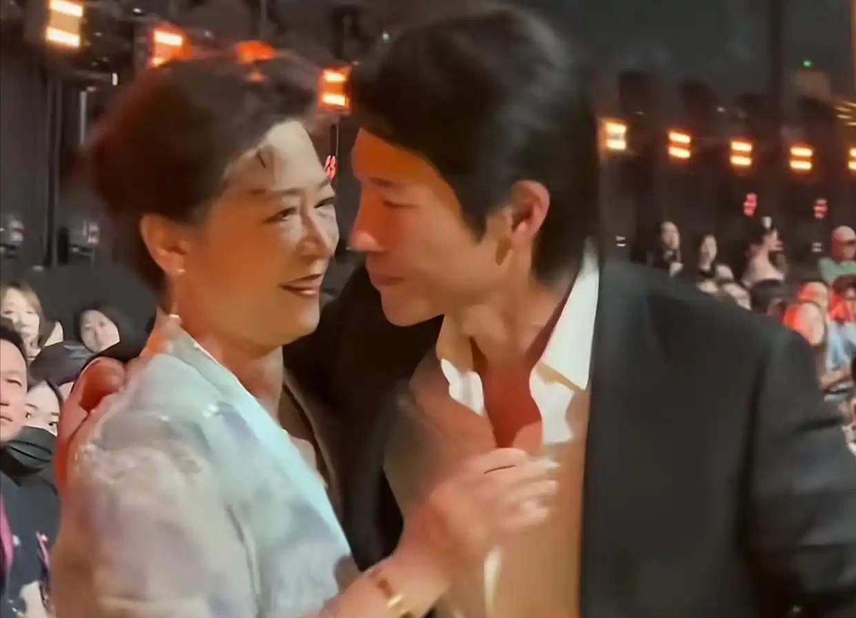 76岁王馥荔眼含泪光，她的激动藏都藏不住。

8月10日，百花奖颁奖典礼举行，王
