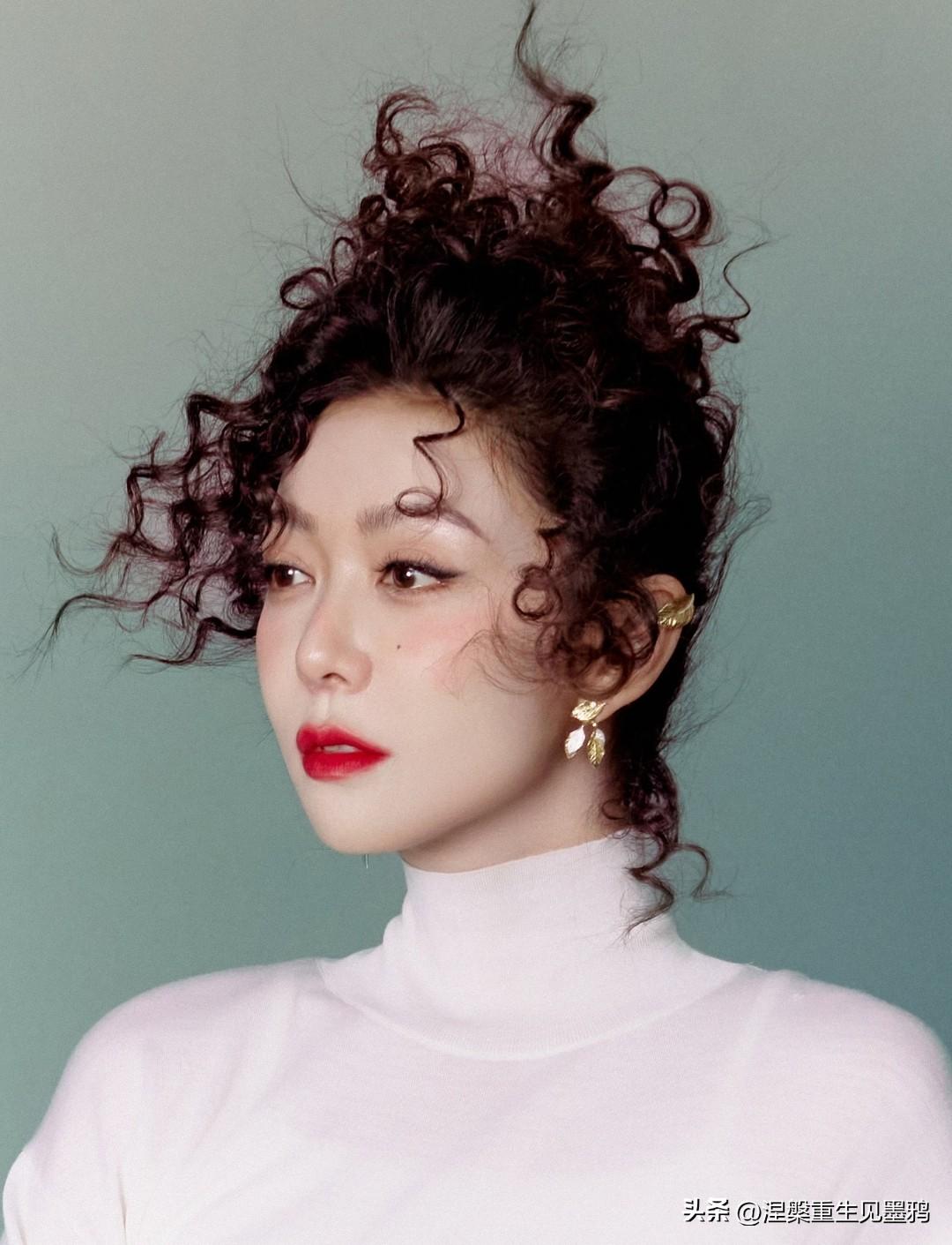 薛凯琪更新动态，就像是一场灵动的魅力秀。

薛凯琪一头卷曲的秀发，肆意又张扬，为