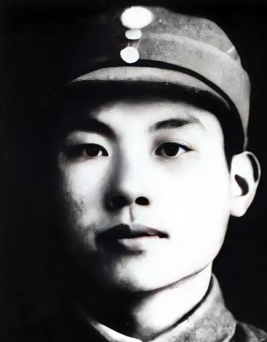 1961年，周总理在钓鱼台偶遇落单的熊蕾，轻声问她：“你爸爸是谁？”熊蕾仰着头答