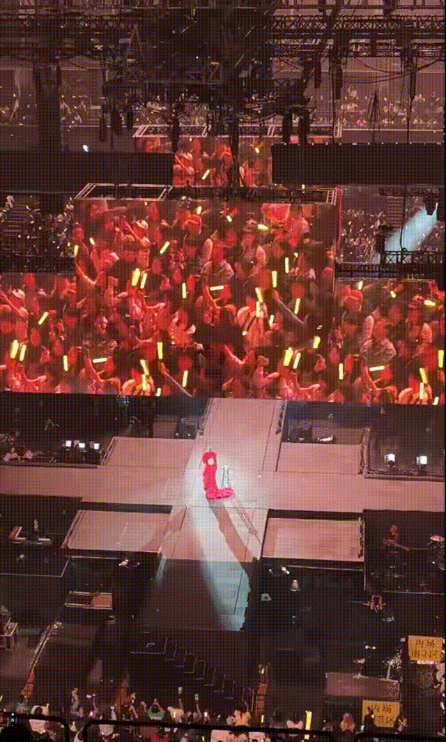 无间道导演刘伟强来看李宇春演唱会 大导演也成了台下普通观众的一员，就为了给老朋友