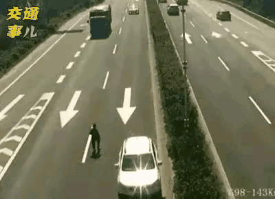 老司机们，如果是你开车除了撞人还能怎么办？
这位视死如归的勇士有几成的概率逃过死