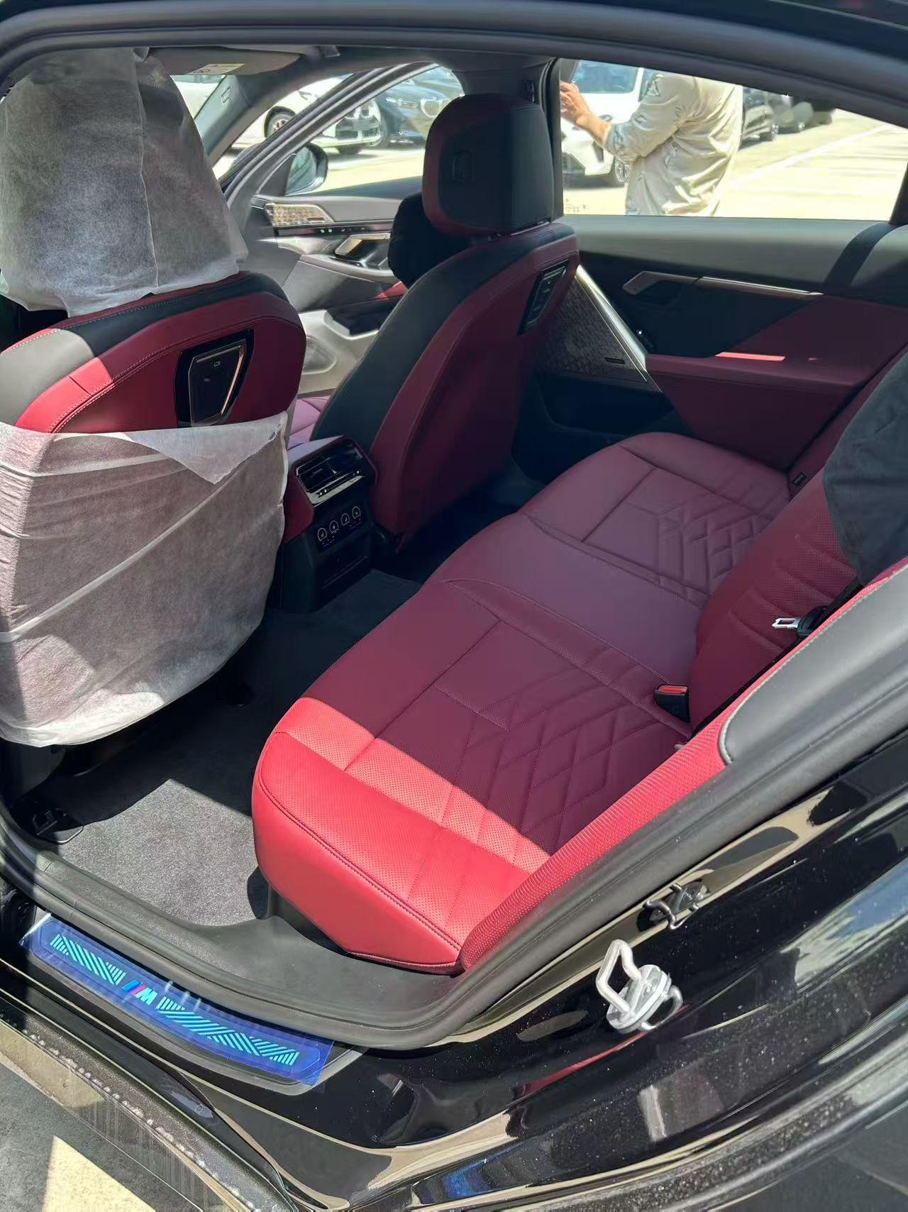 今日继续交付26款宝马530Li尊享给宣城V+客户安排上了宝石青/红内，经典配色