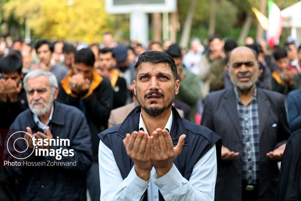 由于近期降雨量少，伊朗各地都在举行祈雨集会。今天，伊朗科技大学在午后祈祷结束后举