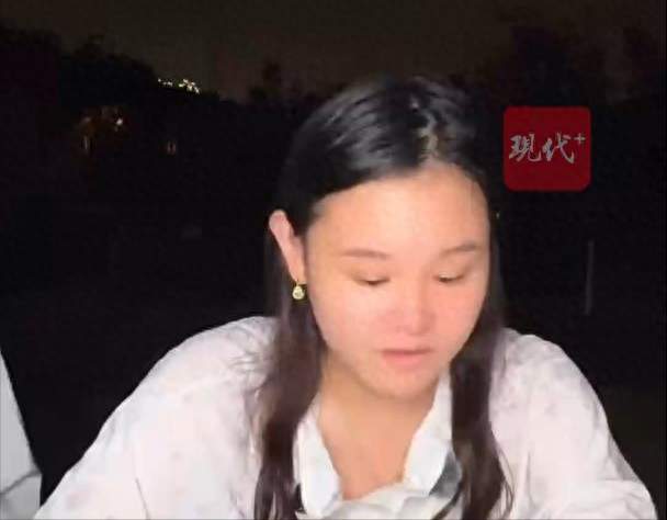 张家齐直播中调侃工作人员：“你和我妈一样篡改记忆”