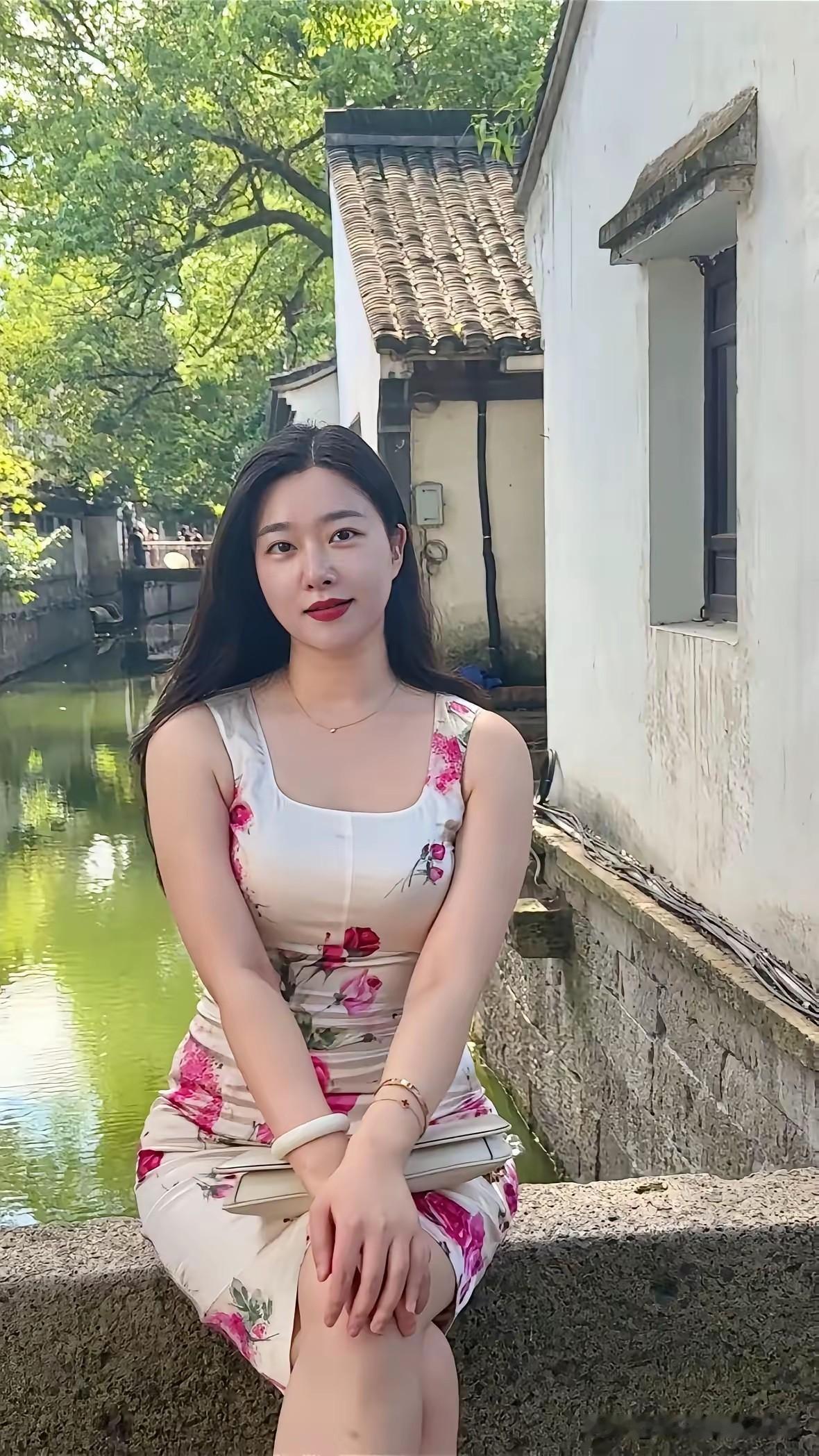 “花有重开日，人无再少年”，这话真是道尽了时光的残酷。就像校园里那年年盛开的樱花