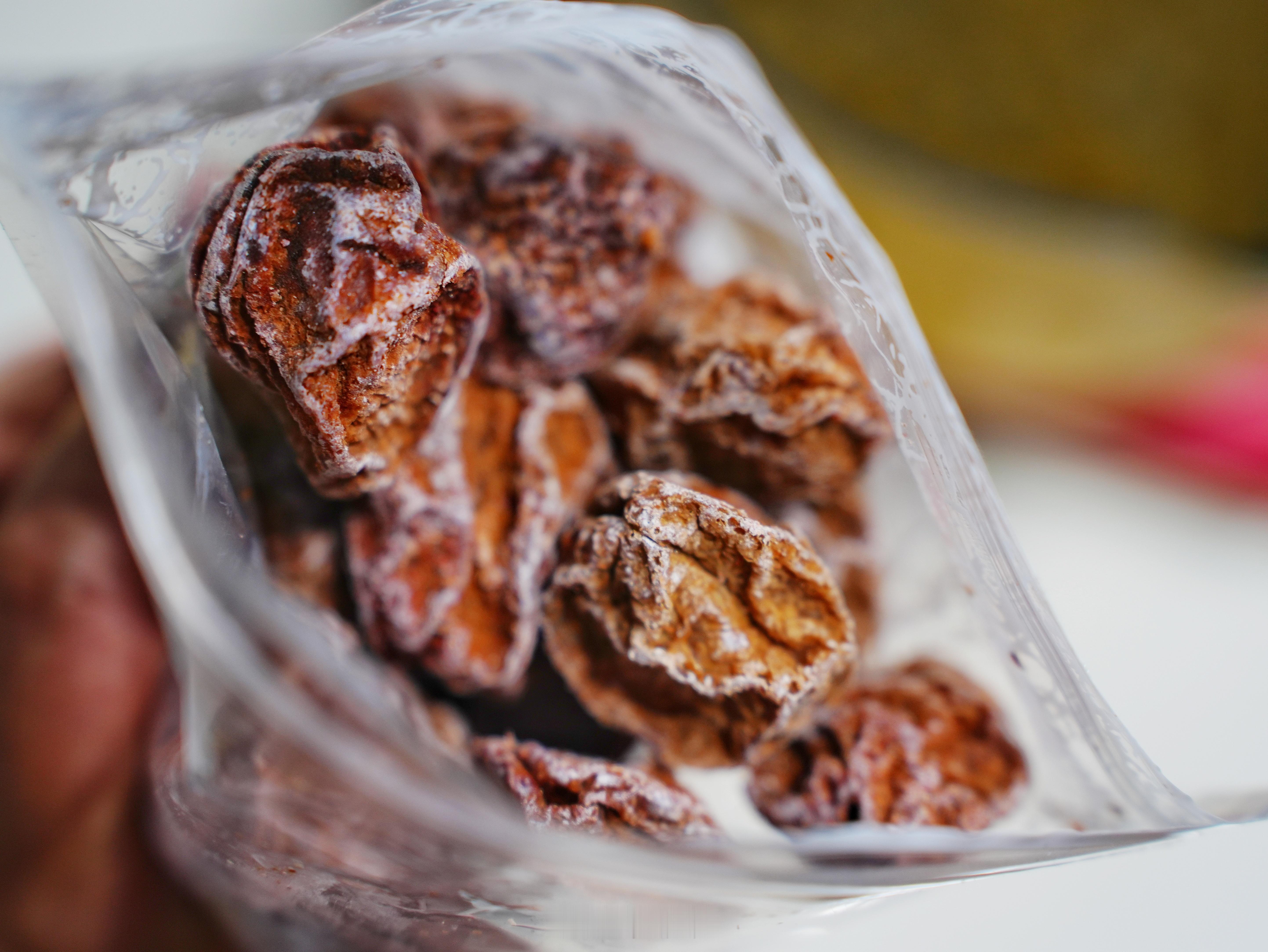 话梅糖浆：小粒黄冰糖200g，纯净水200ml，话梅50-100g。中小火煮20