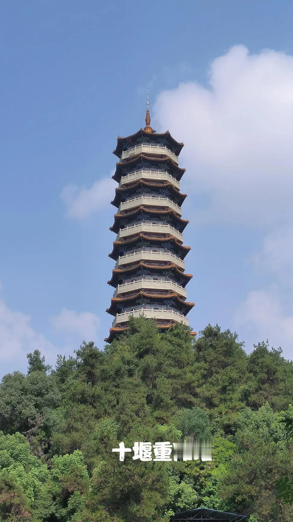 #分享一张你手机里的地标建筑#美丽的十堰重阳塔，座落在十堰人民公园万寿山上。马上