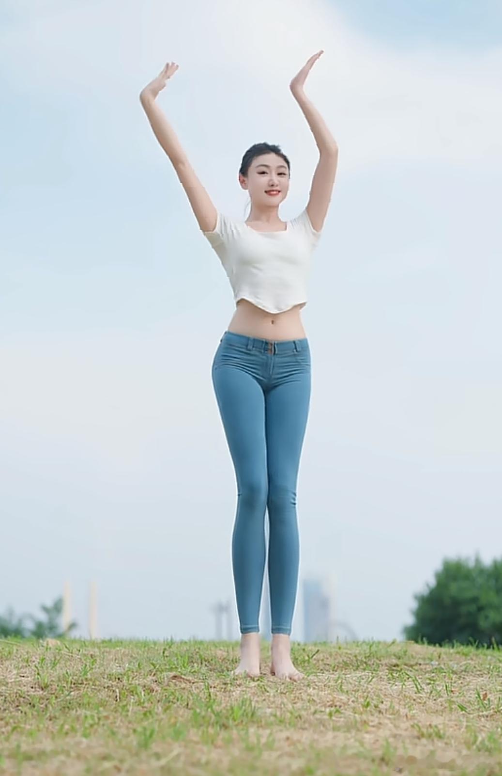 洋洋高锐·仙女遐想～吗◎谁写的诗……一片春愁待酒浇江上舟摇，楼上帘招◎此时此刻你