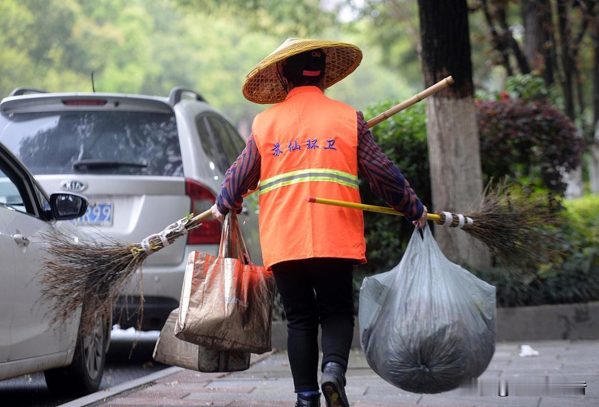 微头条爆文范例

凌晨四点，环卫工李阿姨扫完最后一段街。她没急着回家，而是从三轮