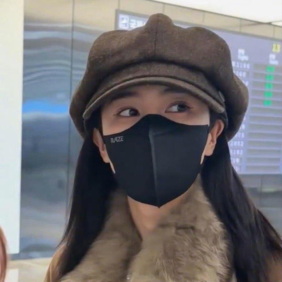 网友偶遇白鹿拍到了她的眼妆，这眼线一看就是自己上手画的，直直一条特别有辨识度