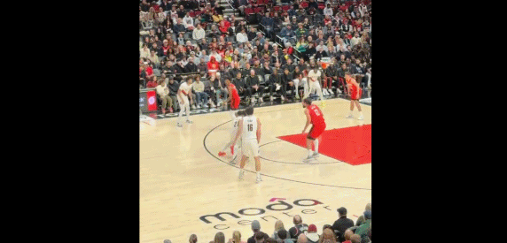 这无疑是个鼓舞人心的好消息！杨瀚森投进nba职业生涯第四个三分球！
开拓者主场迎