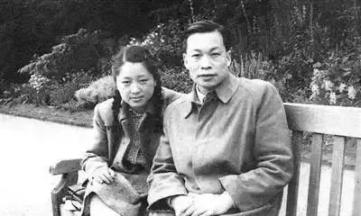 在1978年的一个寒冷冬日，钱三强的妻子何泽慧走进了熙熙攘攘的菜市场。她的目光落