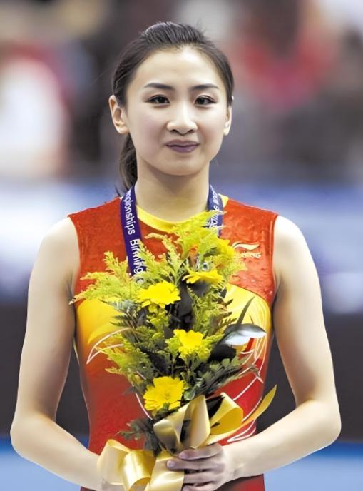 2019年，30岁的蹦床冠军何雯娜，身怀六甲已达五月之久，与38岁身家过亿的离异