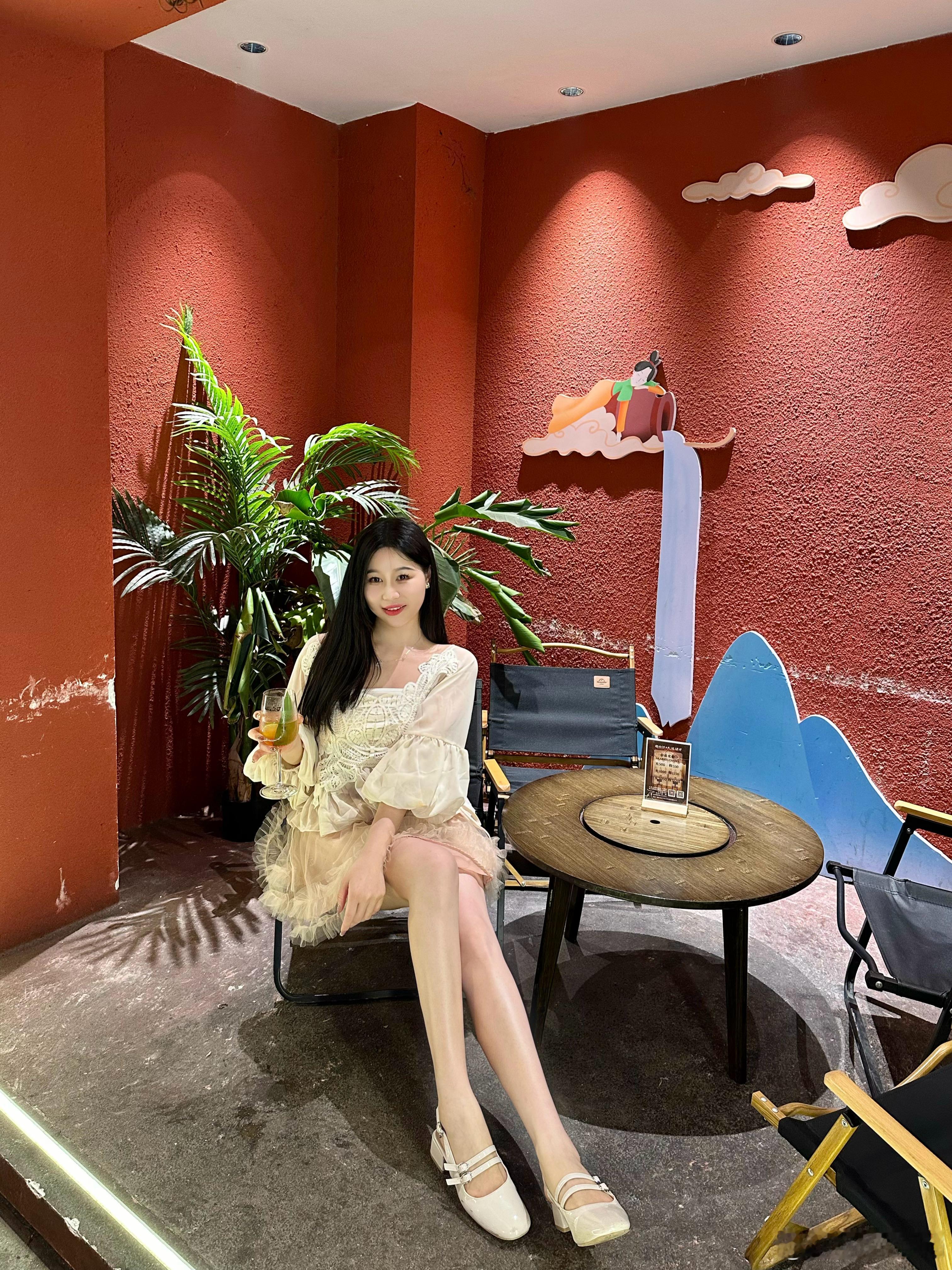 喝酒时间到🥂👗:碧希语 ​​​