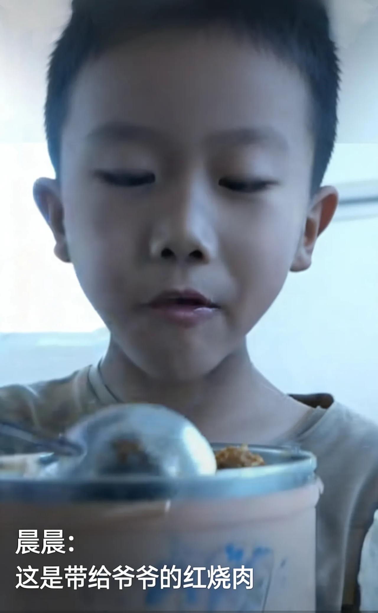 一块藏在书包里的红烧肉，是9岁孩子最沉的孝心
 9岁，本该是在父母怀里撒娇、无忧