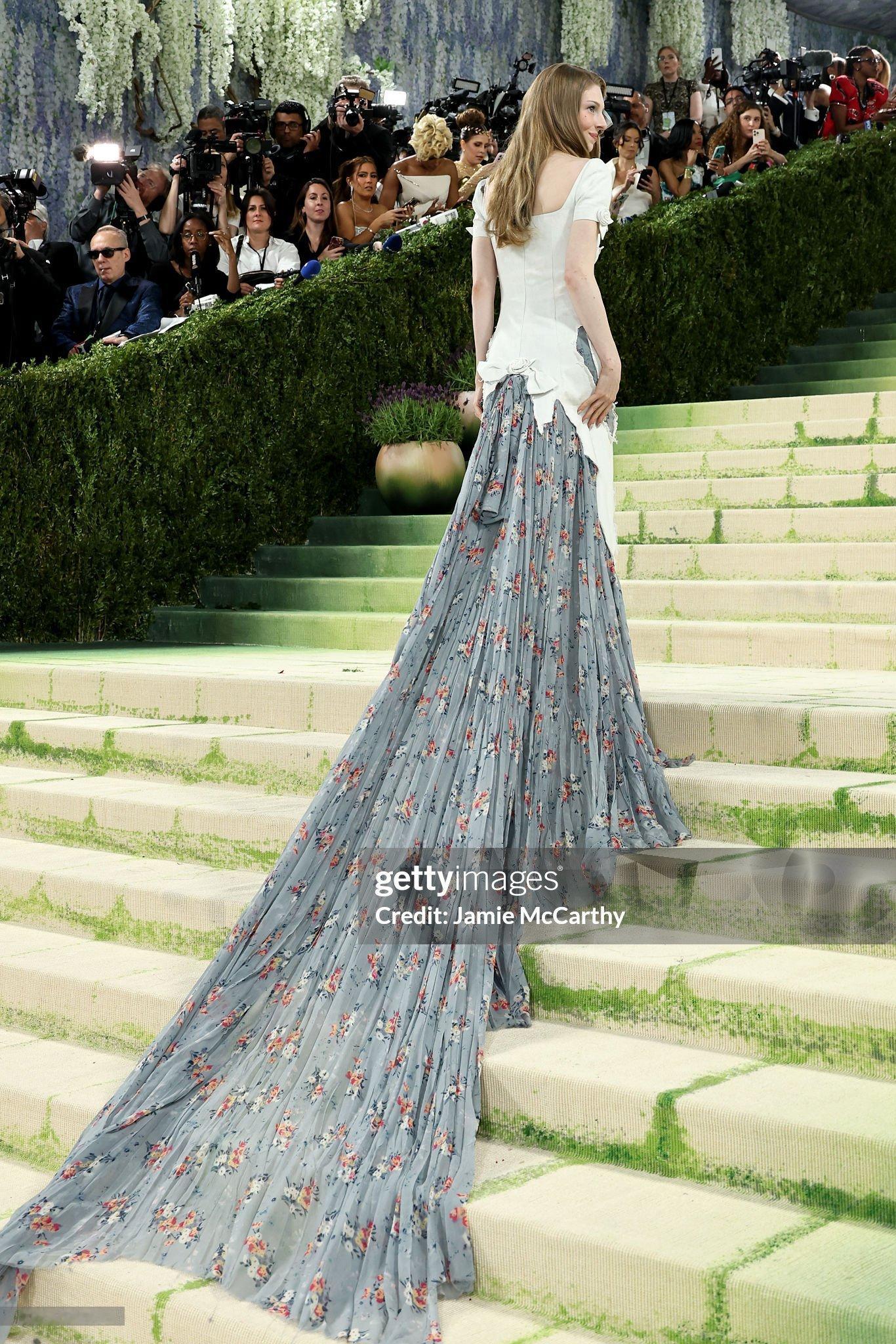 Hunter Schafer 亮相 Met Gala 红毯 ！！美神登场  Me