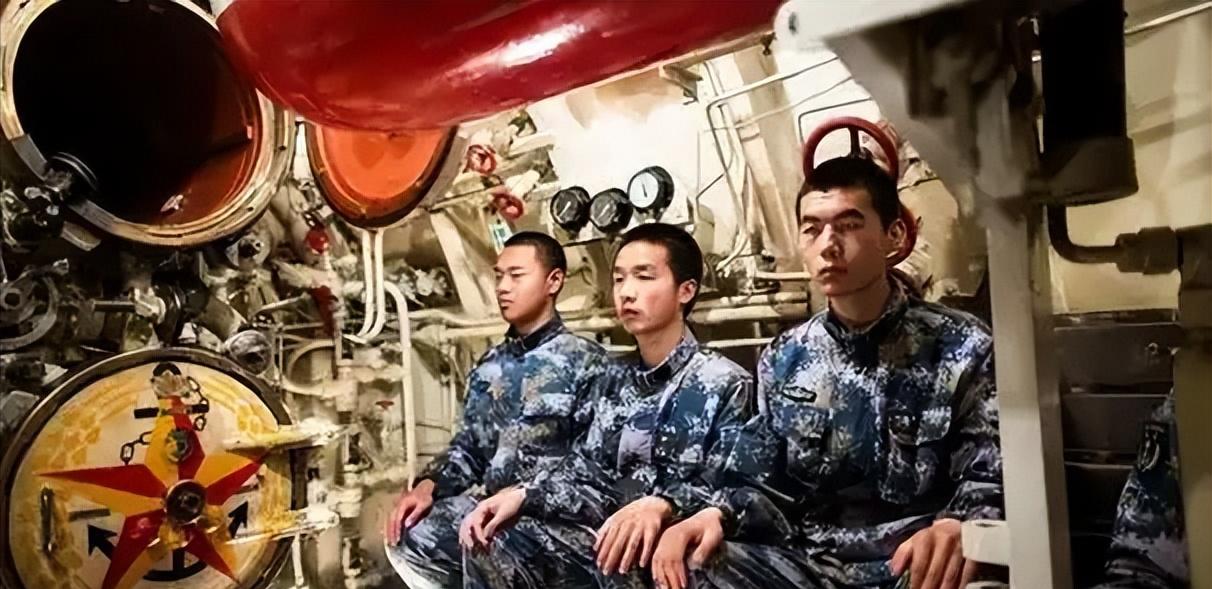[太阳]在潜艇里工作有多难熬?拿工资来证明，潜艇兵的工资，是按小时计算的。
 