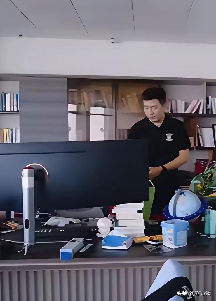 张雪峰是一个比较有非议的，张雪峰是一个不懂得爱惜自己健康的人。