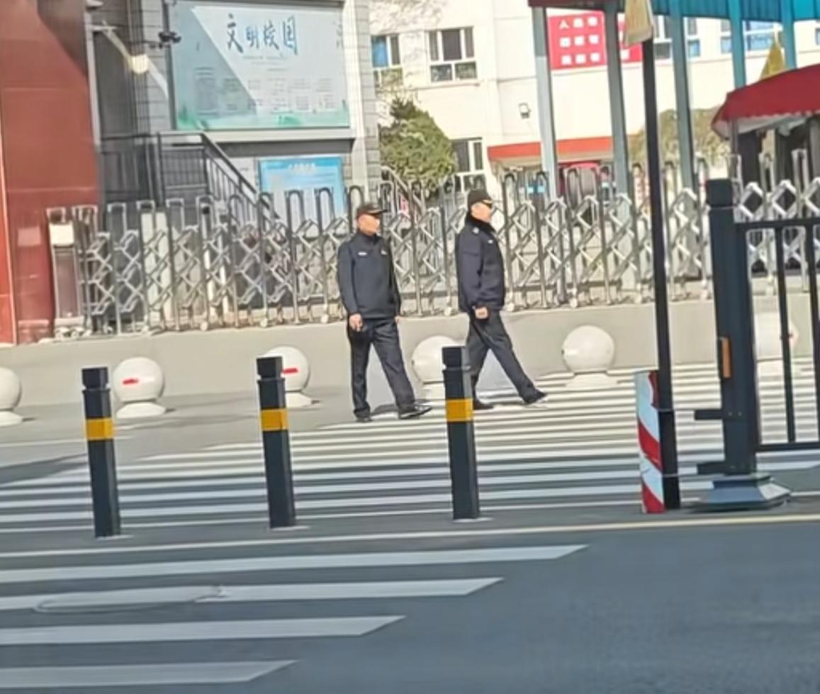 学生买小吃被拔走电动车钥匙，本就是学生的问题，为何要网曝学校管理者？
最近，关于