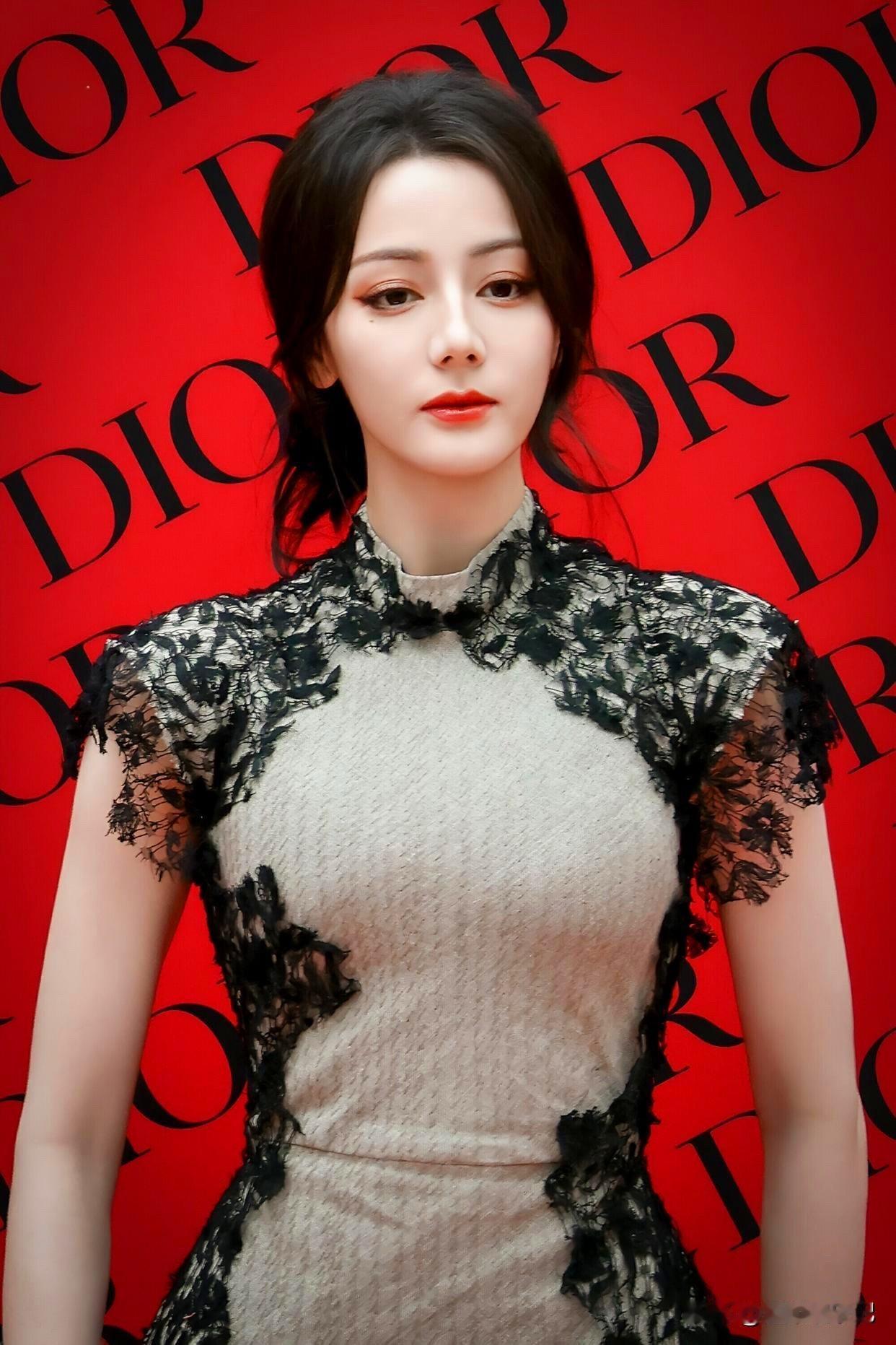 集卡领红包爆竹惊残腊，梅梢绽早春。愿岁岁风烟里，常有闲情赏花，有热忱追梦，有灯火