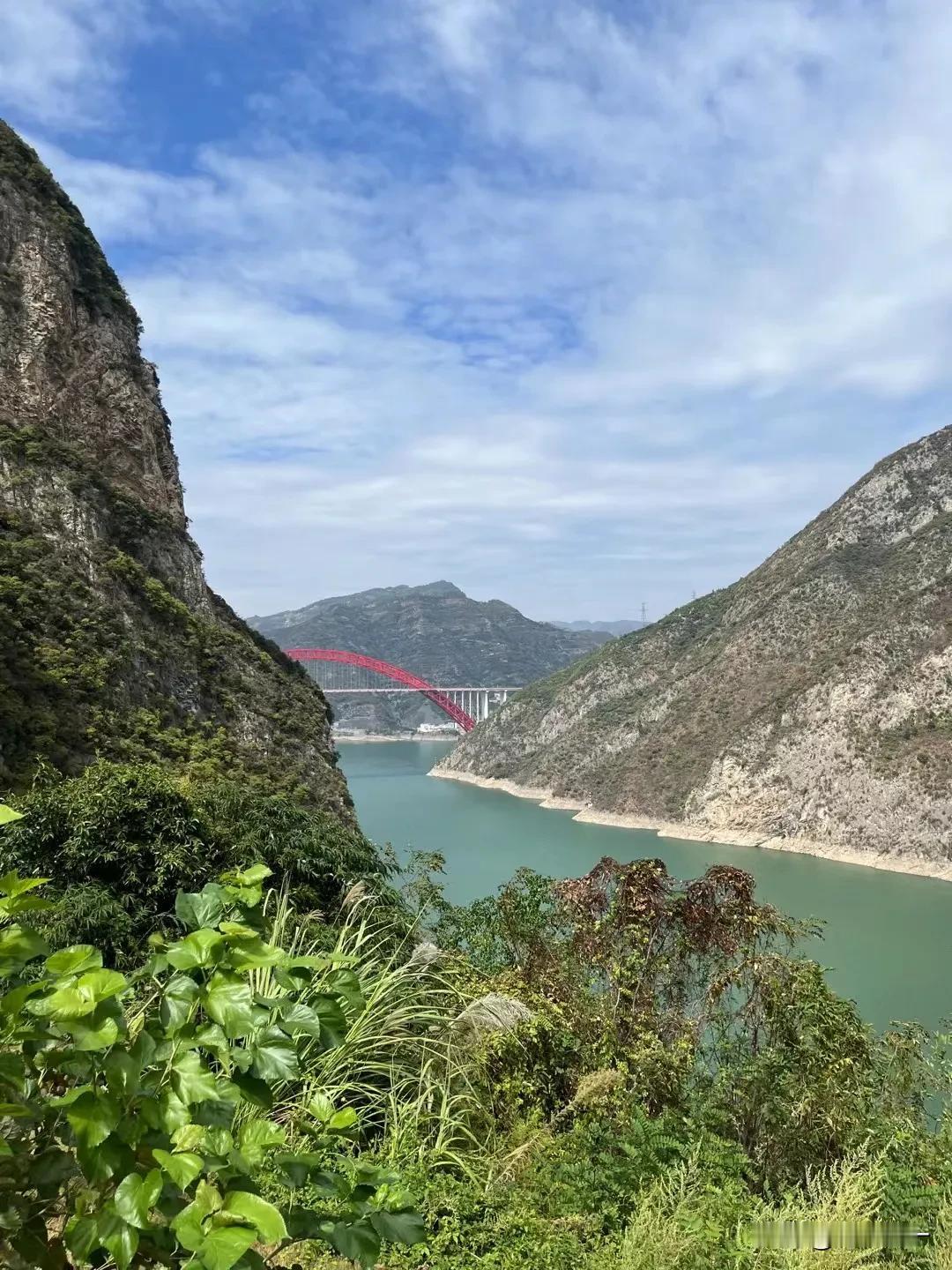 带着孩子们
沿着江水一路向东
走走停停
了解三峡历史
感受地形地貌的变化
观赏别