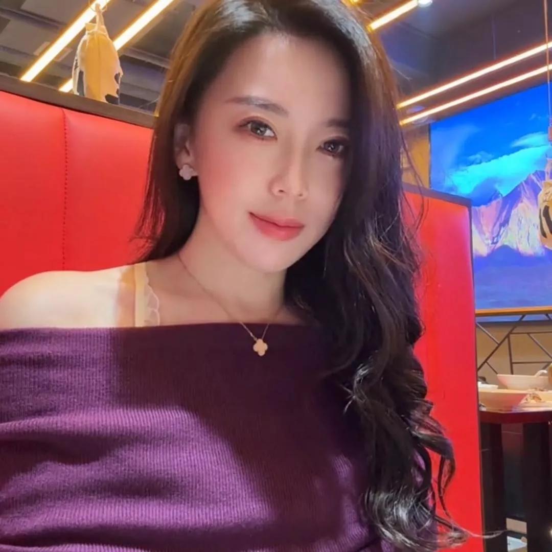 优雅妆容，红唇美艳，紫色裙装，自信微笑。紫色抹胸长裙 紫色控美女 深紫色长裙 粉